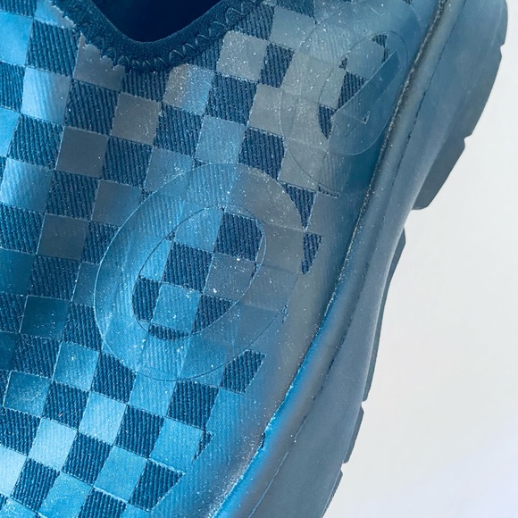 OOFOS Men's Black and Gray Checkered Sneakers - Picture 3 of 7